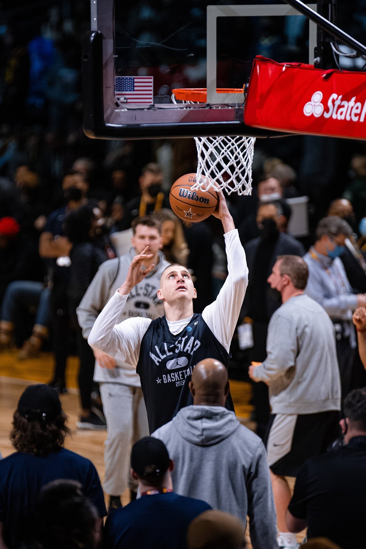 Nikola Jokić warms up before the 2022 NBA All-Star Game