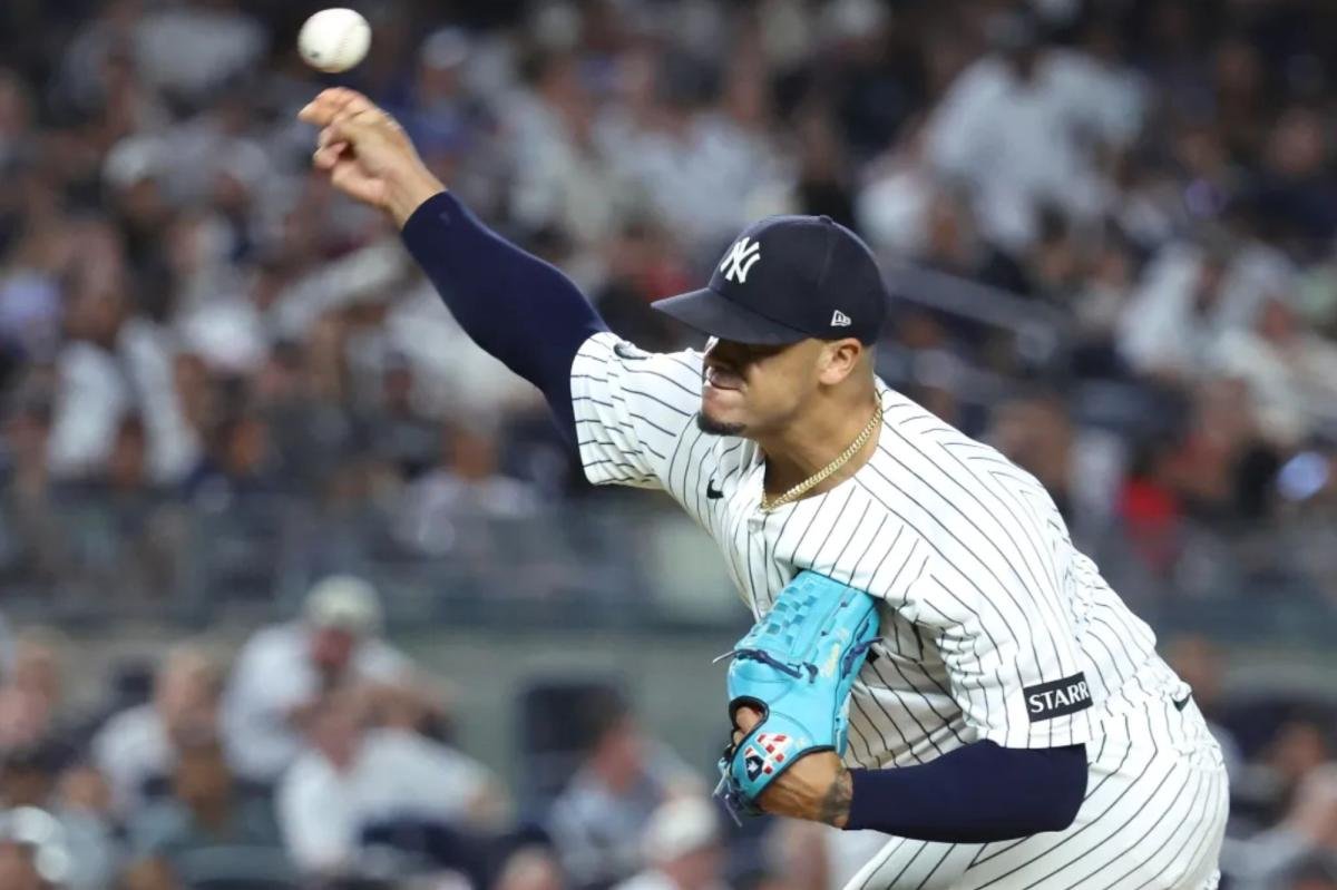 Yankees reliever Fernando Cruz delivers a pitch