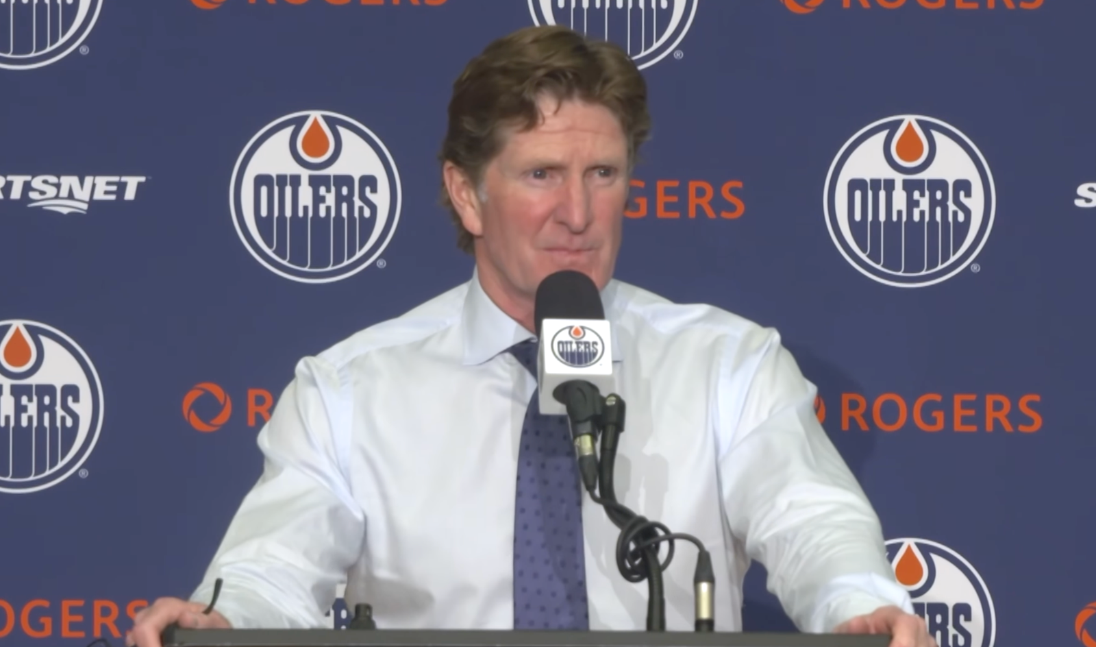 Mike Babcock speaks at the podium after the Oilers’ preseason win over the Winnipeg Jets.