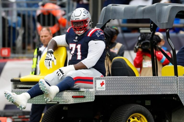 Mike Onwenu leaves the Patriots game on an injury cart.