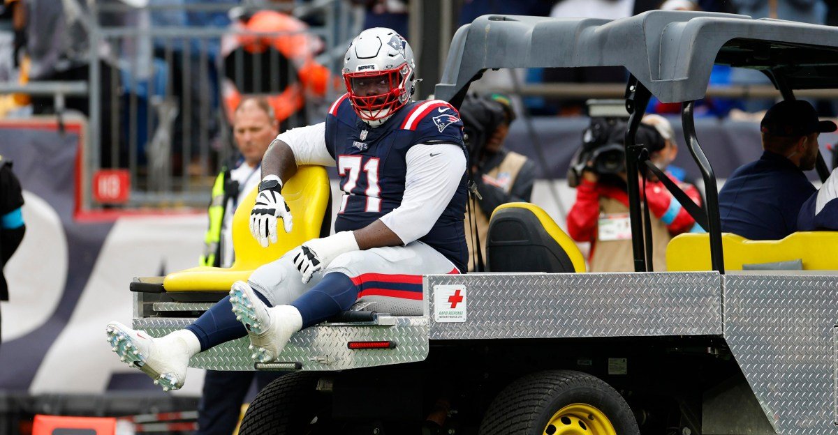 Mike Onwenu leaves the Patriots game on an injury cart.