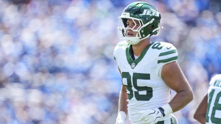 Mason Taylor wears his Jets uniform during the game against Tennessee.