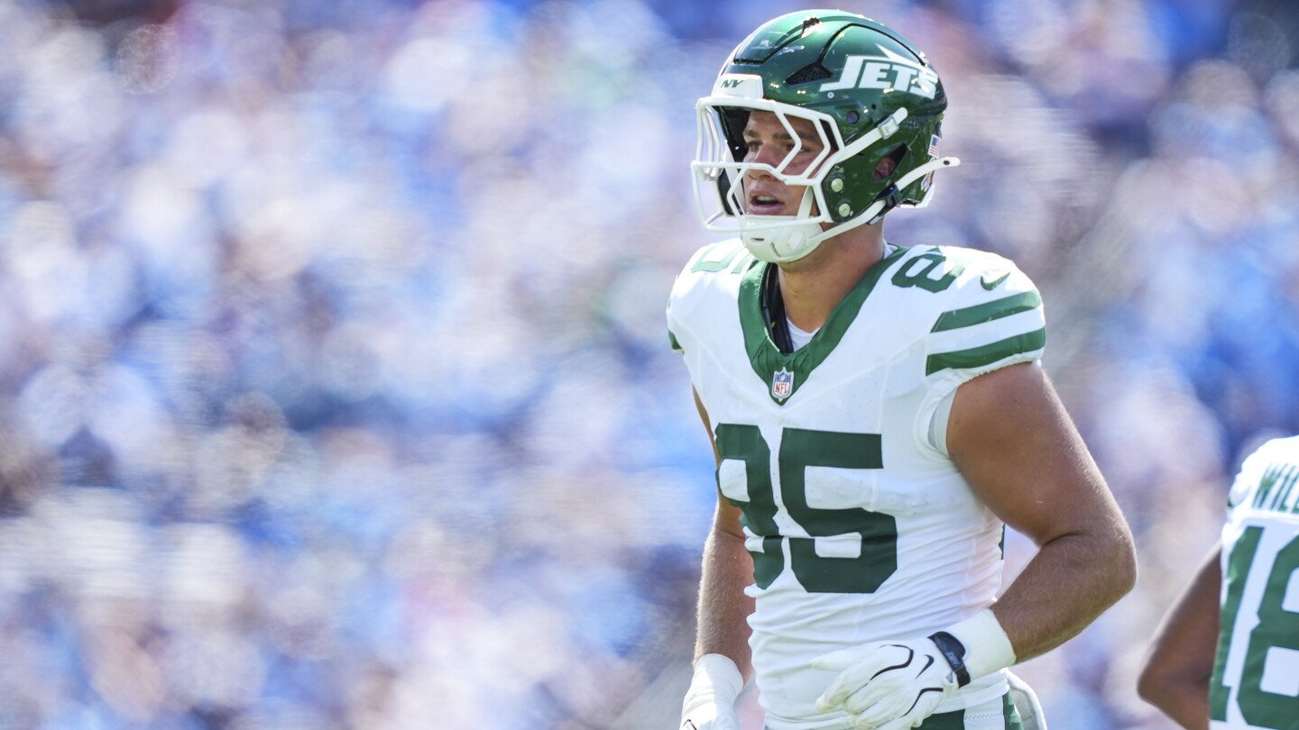 Mason Taylor wears his Jets uniform during the game against Tennessee.