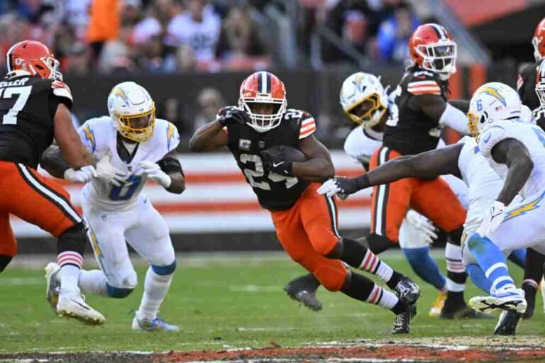 Nick Chubb carries the ball against the Los Angeles Chargers.