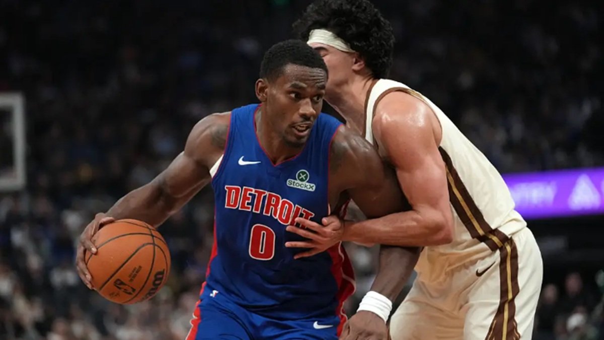 Jalen Duren drives with the ball for Detroit.