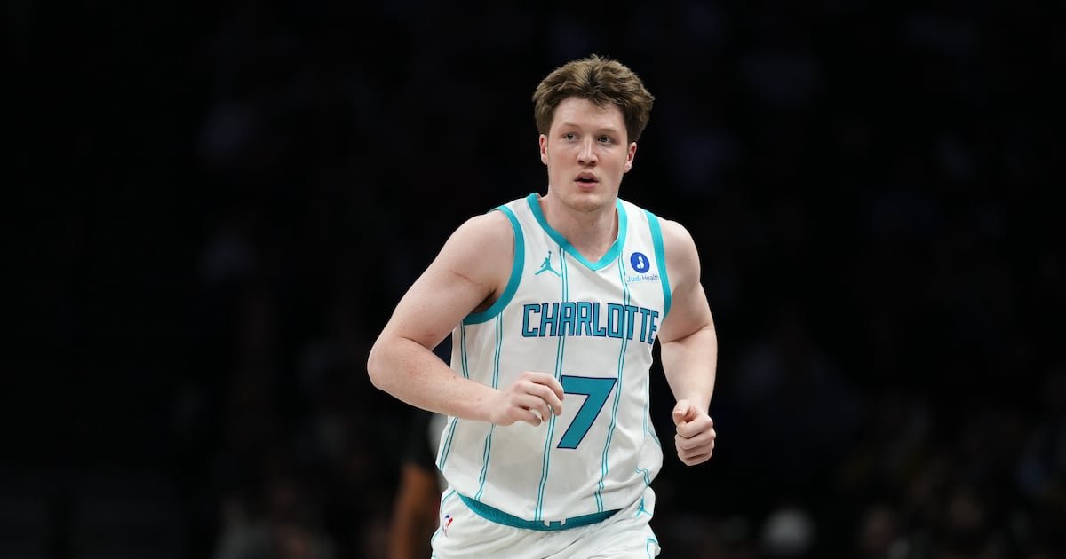 Kon Knueppel runs on court in a Charlotte Hornets jersey.