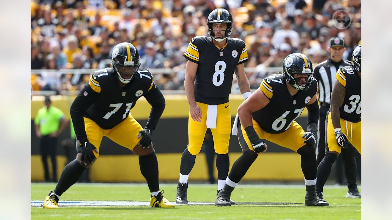 Aaron Rodgers (8), Max Iheanachor (71) and Brock Hoffman (67) during Pittsburgh’s game against Cincinnati on September 27, 2026.