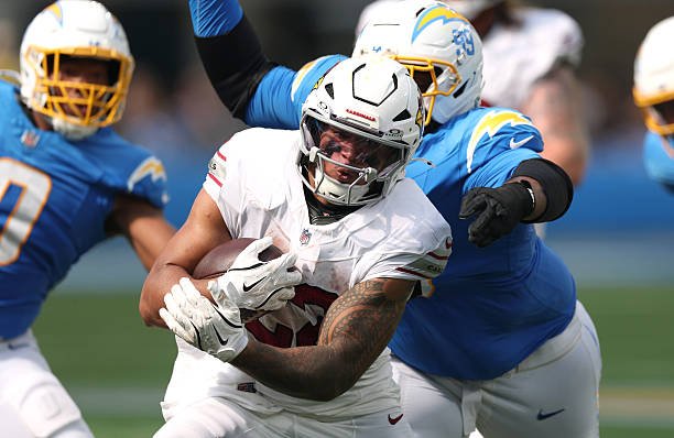 Tyler Allgeier carrying the ball for Arizona in Week 1