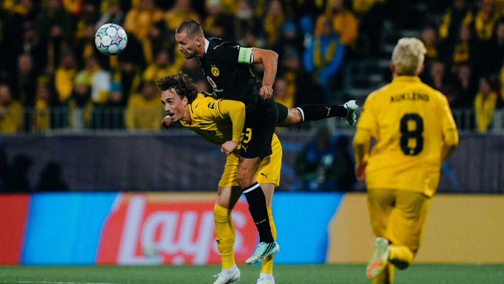Borussia Dortmund and Bodø/Glimt players contest the ball at Aspmyra.