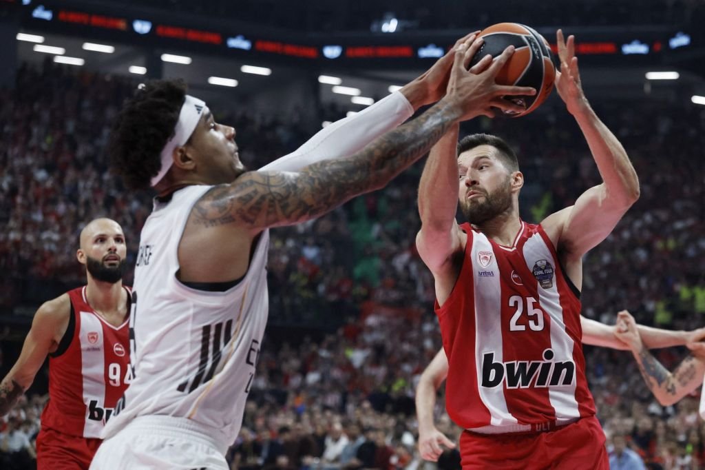 Basketball action at a EuroLeague game.