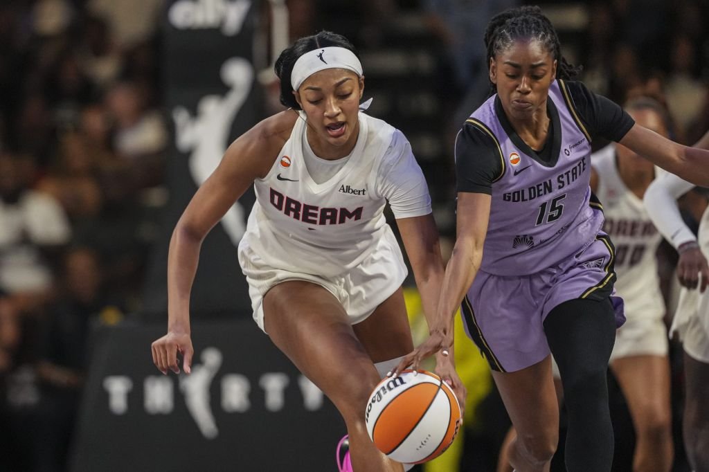 Golden State Valkyries and Atlanta Dream players during a WNBA game.