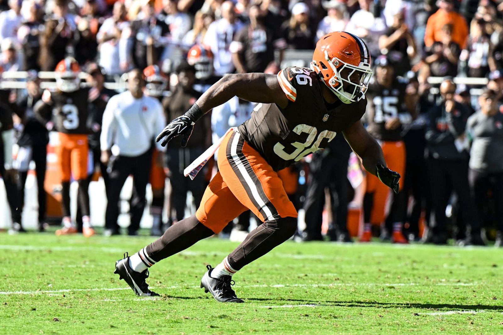 Audric Estimé runs in his Cleveland Browns uniform against Baltimore.