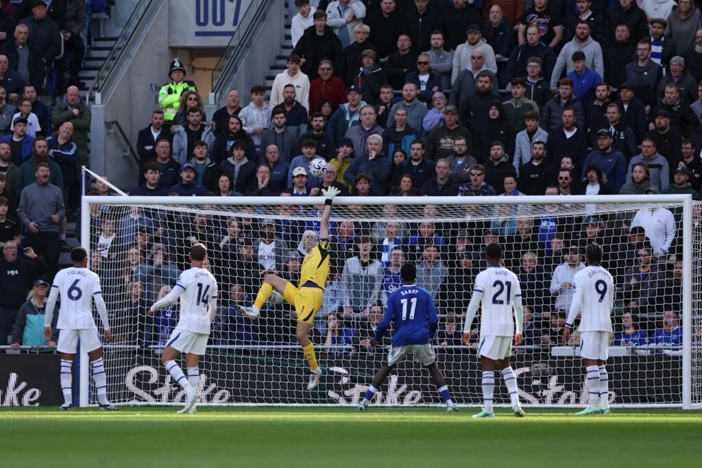 Emiliano Martínez stretches to save Jack Grealish’s effort during Chelsea’s October 17, 2026 match at Everton.