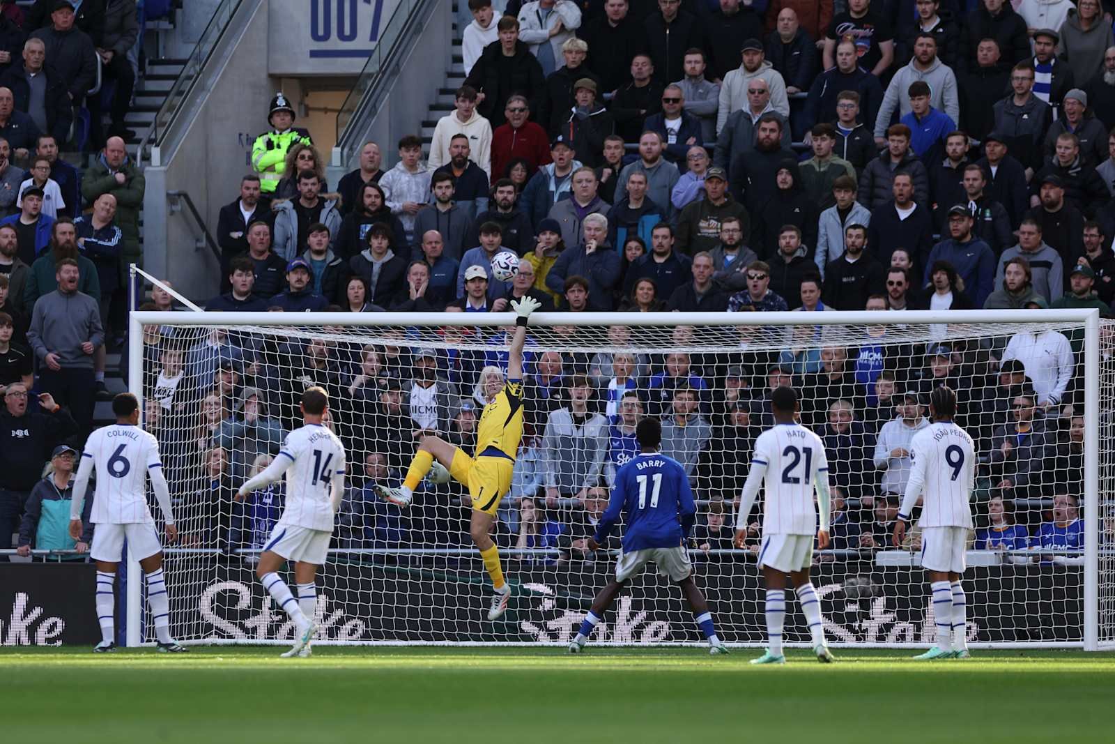 Emiliano Martínez stretches to save Jack Grealish’s effort during Chelsea’s October 17, 2026 match at Everton.