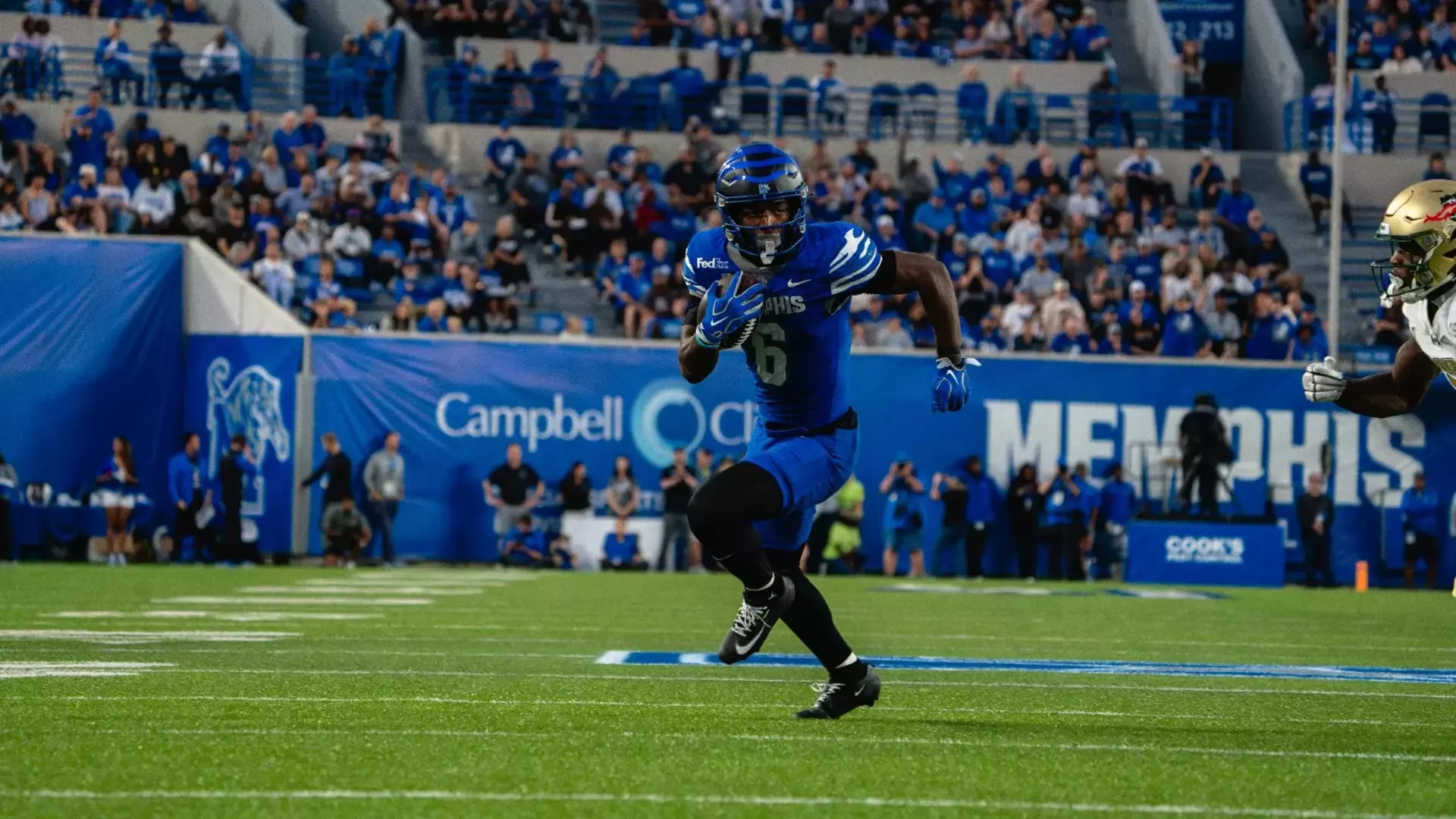 Memphis running back Jaylin Carter carries the ball against UAB.