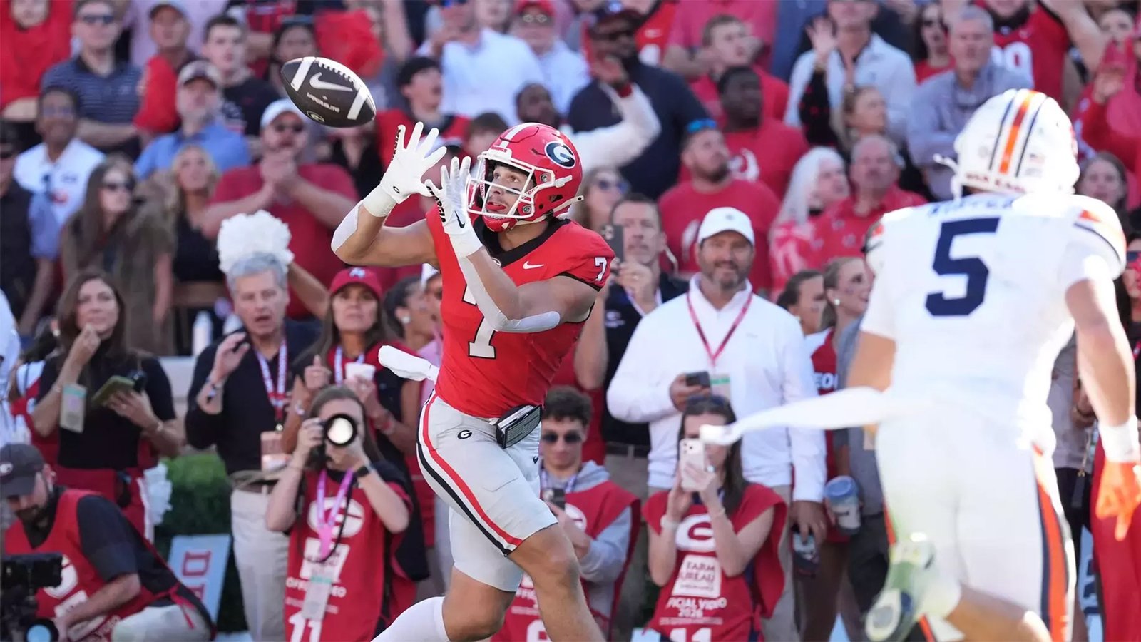 Georgia’s Lawson Luckie reaches for a touchdown pass as Auburn defender Eric Winters closes in.