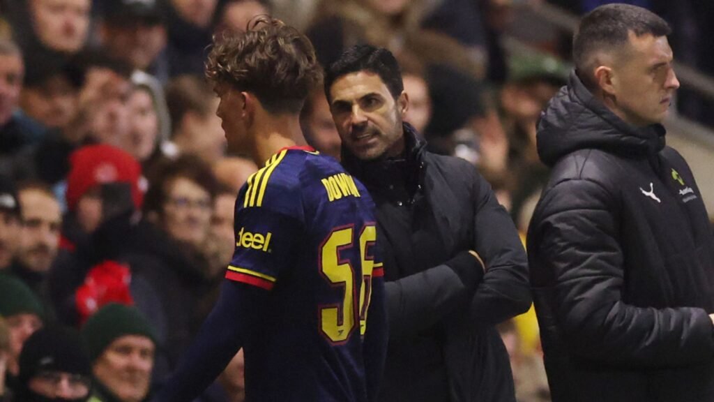 Mikel Arteta speaks to Max Dowman beside the touchline at Fleetwood.