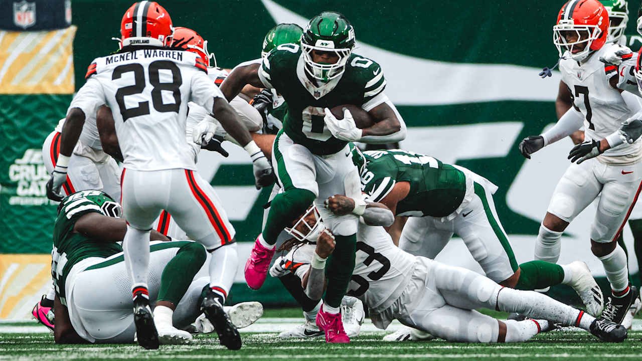 Braelon Allen carries the ball against the Cleveland Browns.