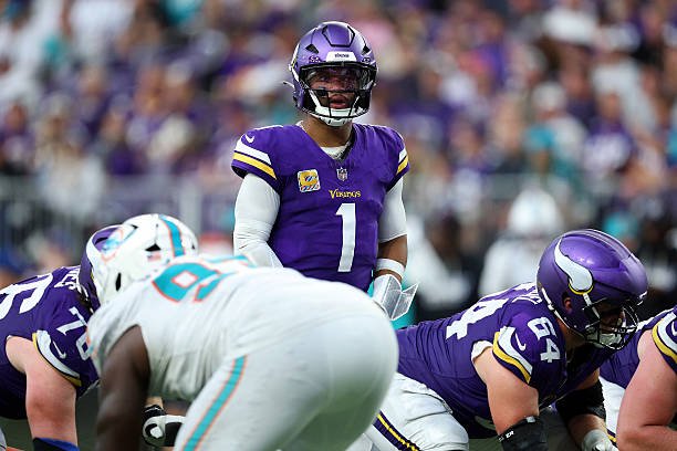 Kyler Murray stands behind the Vikings offensive line against the Miami Dolphins at U.S. Bank Stadium