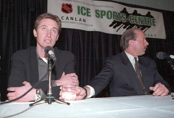 Wayne Gretzky, left, sits beside Mike Keenan at a St. Louis Blues press conference.