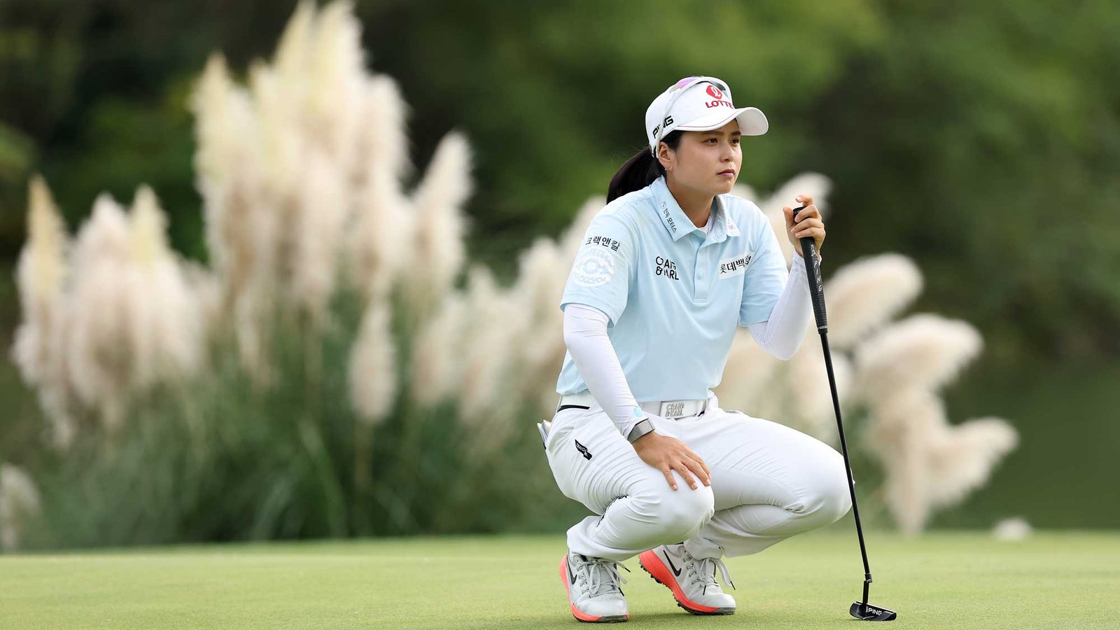Hye-Jin Choi lines up a putt at the Buick LPGA Shanghai.
