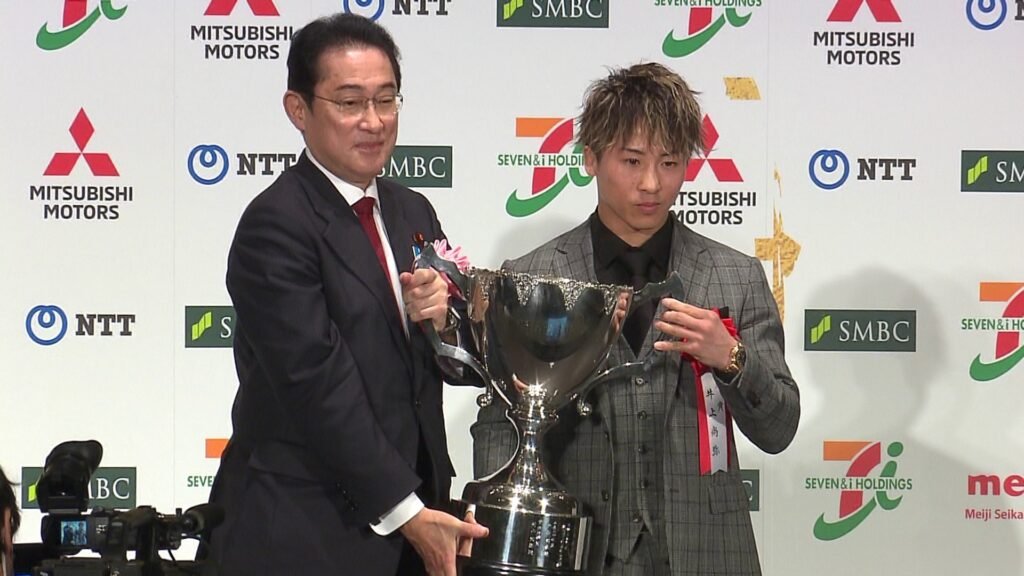 Naoya Inoue stands beside Fumio Kishida at the Japan Professional Sports Awards in March 2023.