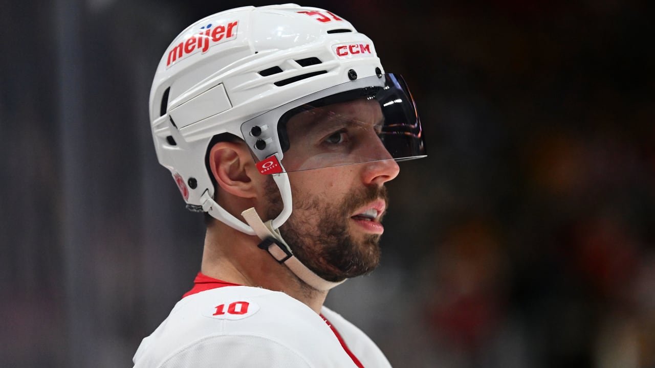 David Perron on the ice in an archival NHL photograph.