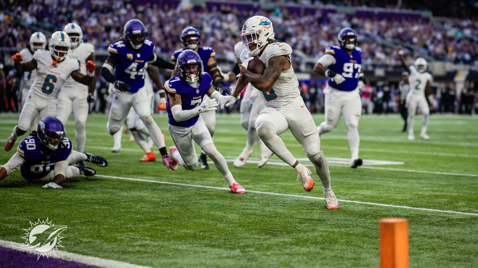 Ollie Gordon II carries the football toward the end zone against the Minnesota Vikings
