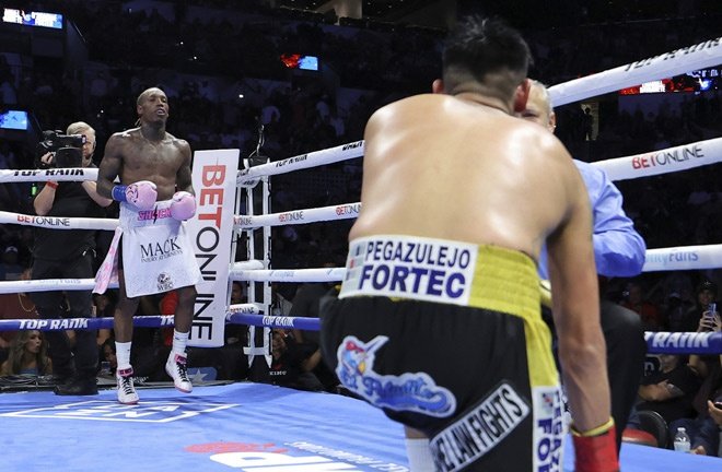 O’Shaquie Foster watches Emanuel Navarrete recover after a knockdown in their October 24, 2026 bout.