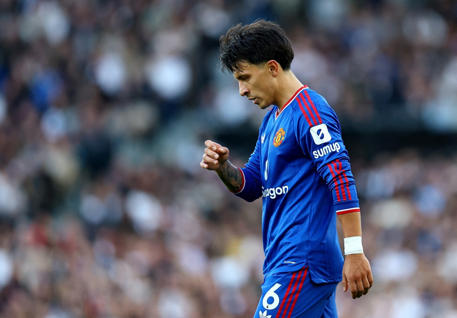 Lisandro Martinez in a Manchester United uniform.