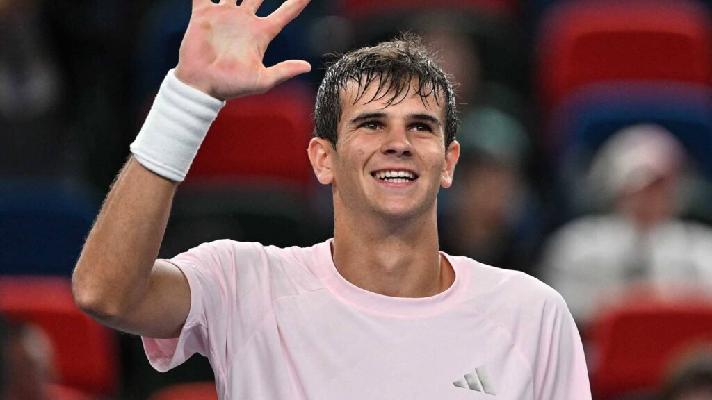 Rafael Jodar raises a hand to the crowd at the 2026 Shanghai Masters.
