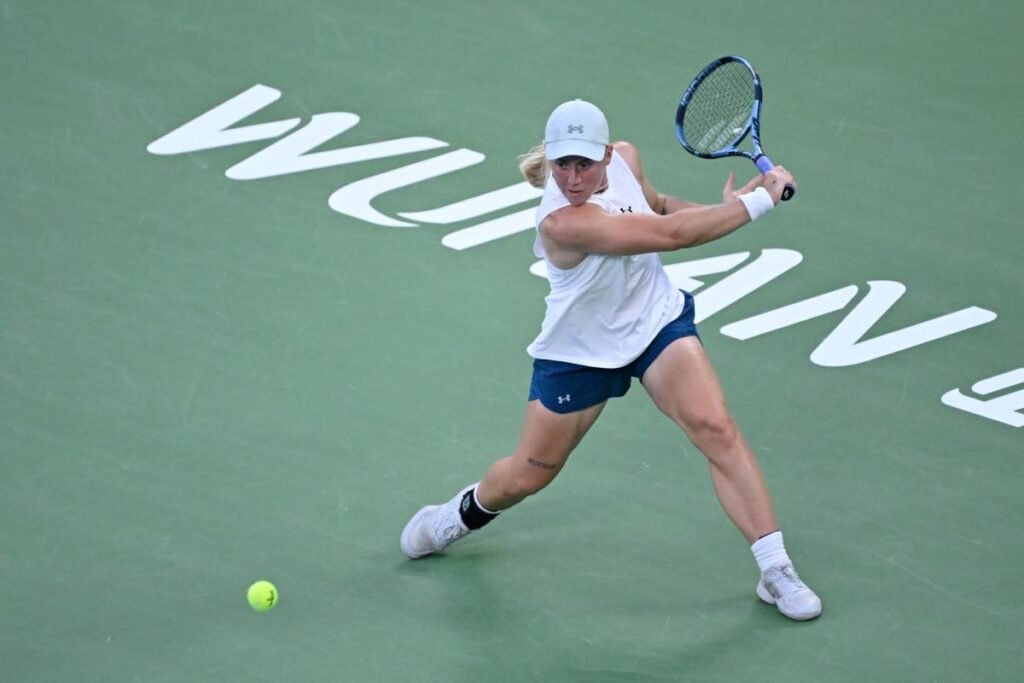Sonay Kartal prepares a two-handed backhand on the Wuhan Open court.