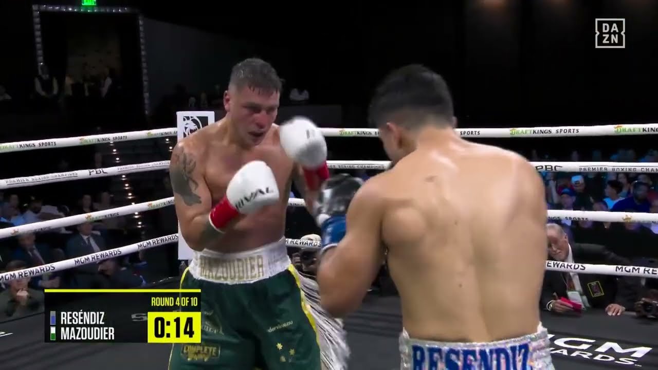 Armando Reséndiz, right, faces Koen Mazoudier in the fourth round of their October17 bout