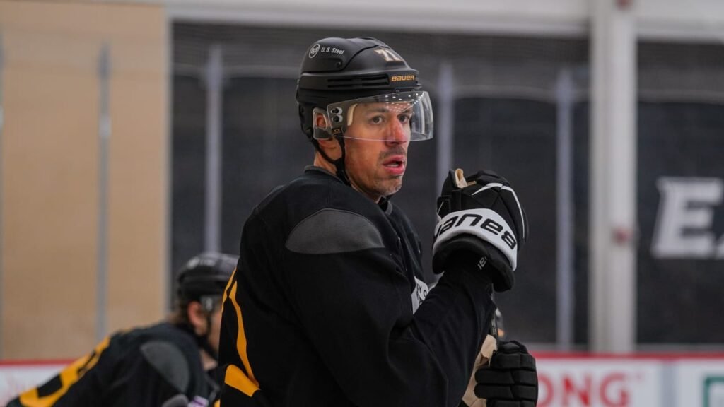 Evgeni Malkin wears a black Penguins practice jersey on the ice.
