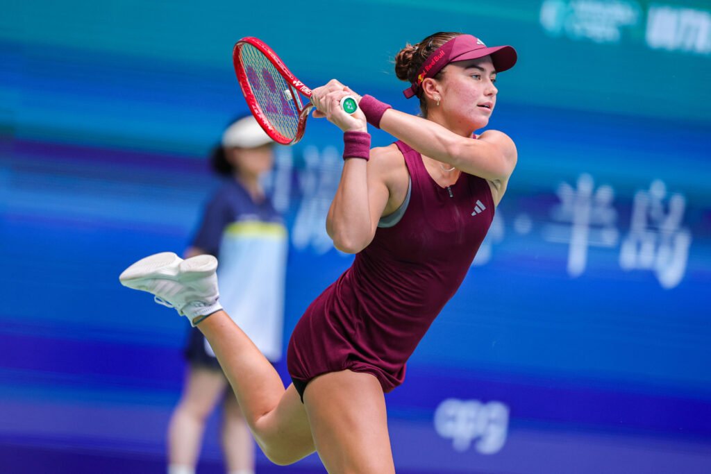 Iva Jovic plays a backhand.