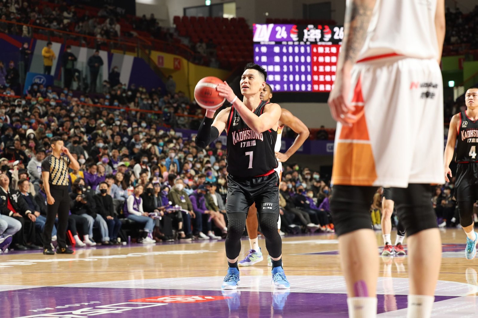 Jeremy Lin shoots a free throw in a black basketball uniform in Taiwan in 2023.