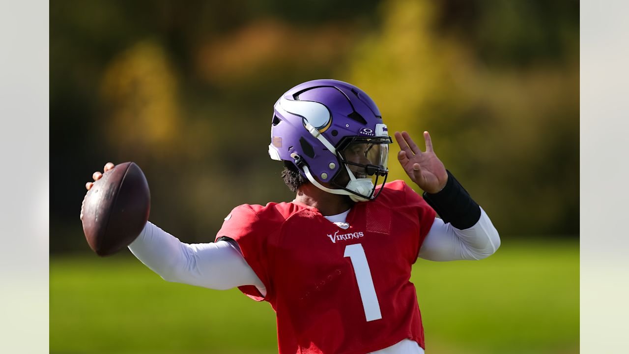 Vikings quarterback Kyler Murray prepares to throw during October 7 practice