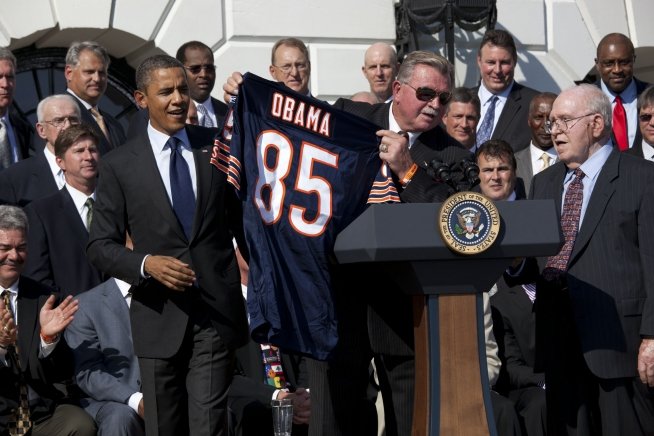 Mike Ditka and Buddy Ryan present a Bears jersey to President Barack Obama at the White House in 2011.
