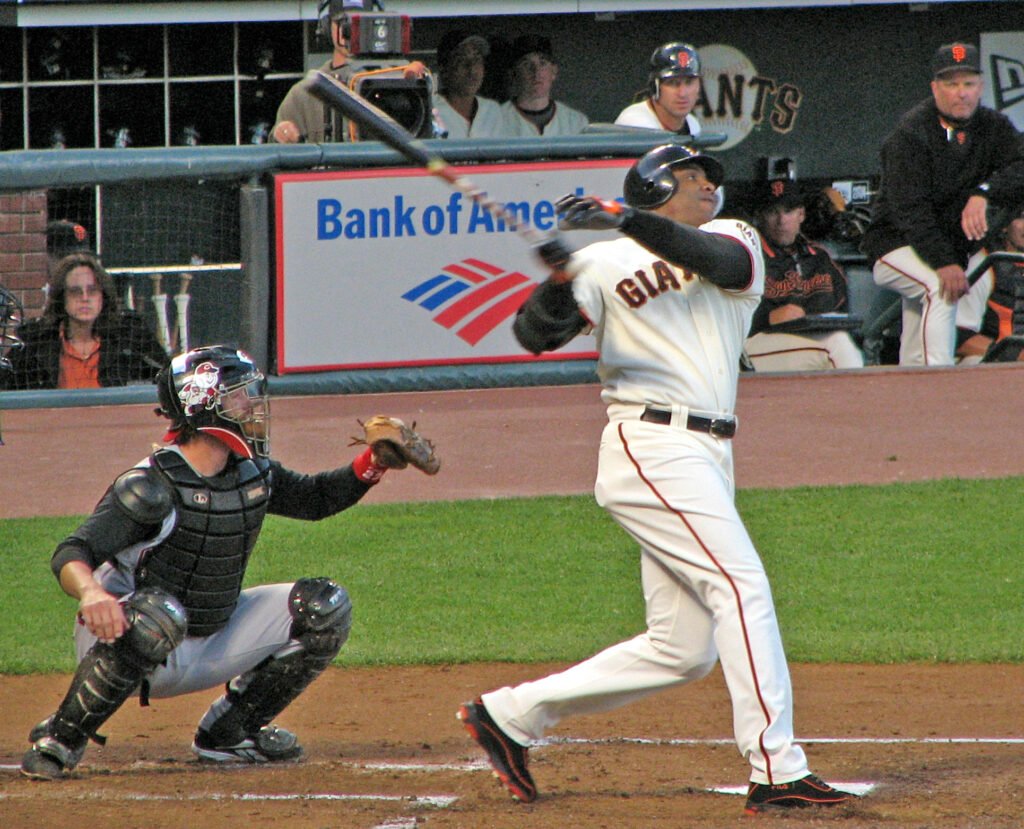 Barry Bonds follows through on a swing for the San Francisco Giants on August 25, 2006.
