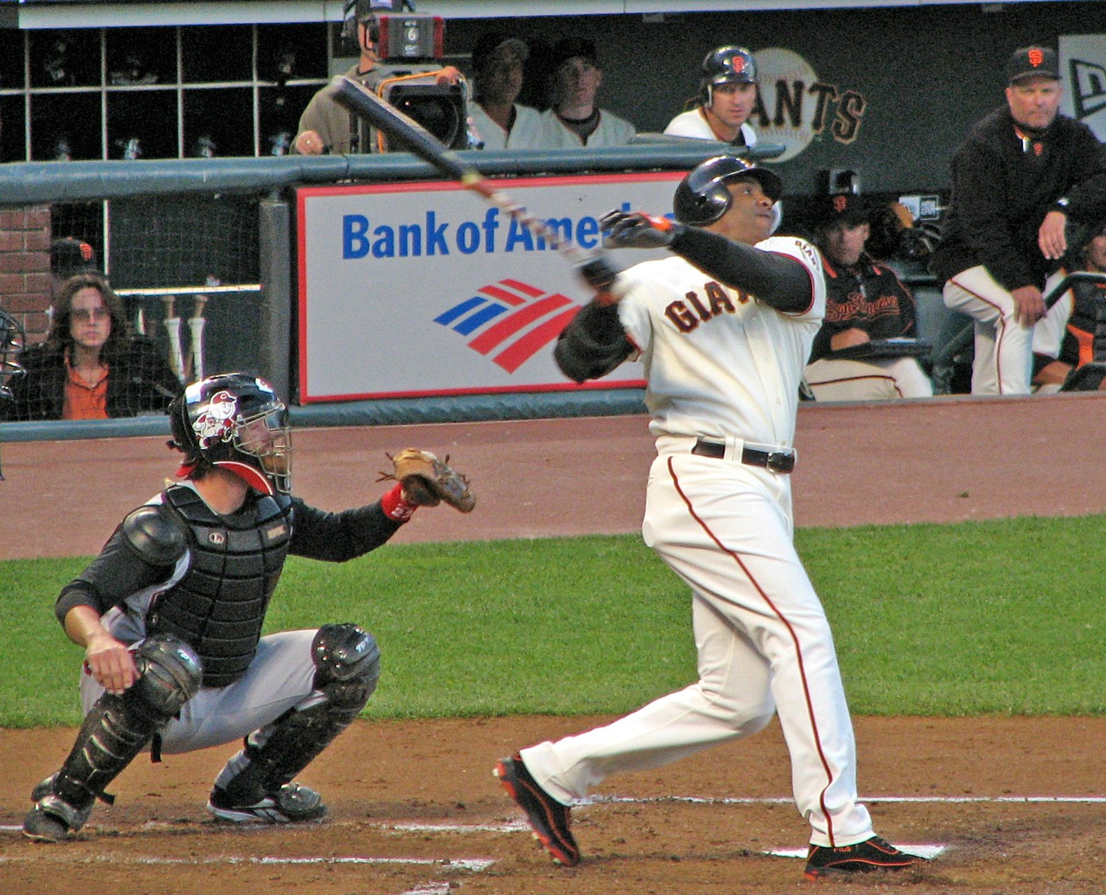 Barry Bonds follows through on a swing for the San Francisco Giants on August 25, 2006.