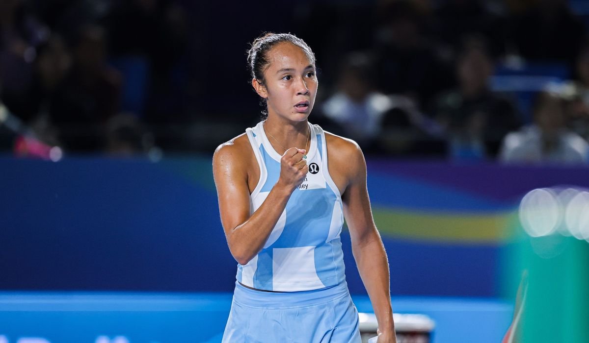 Leylah Fernandez raises her fist in Ningbo.