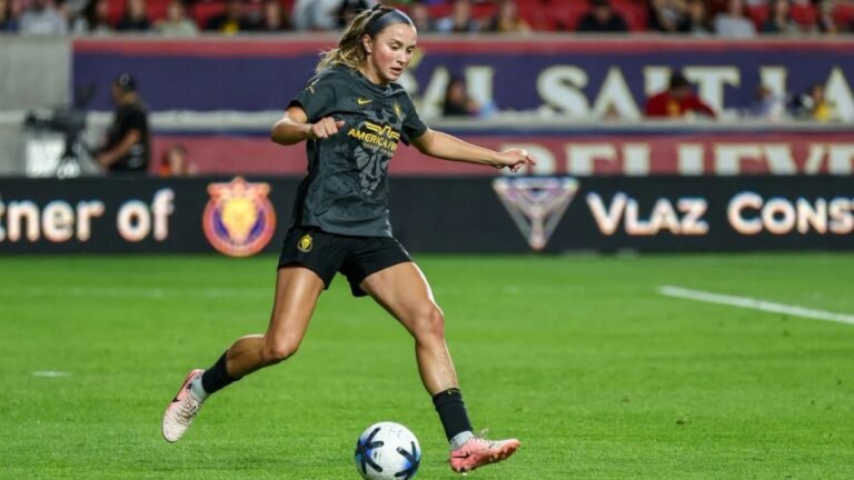 Kate Del Fava controls the ball in a Utah Royals uniform.