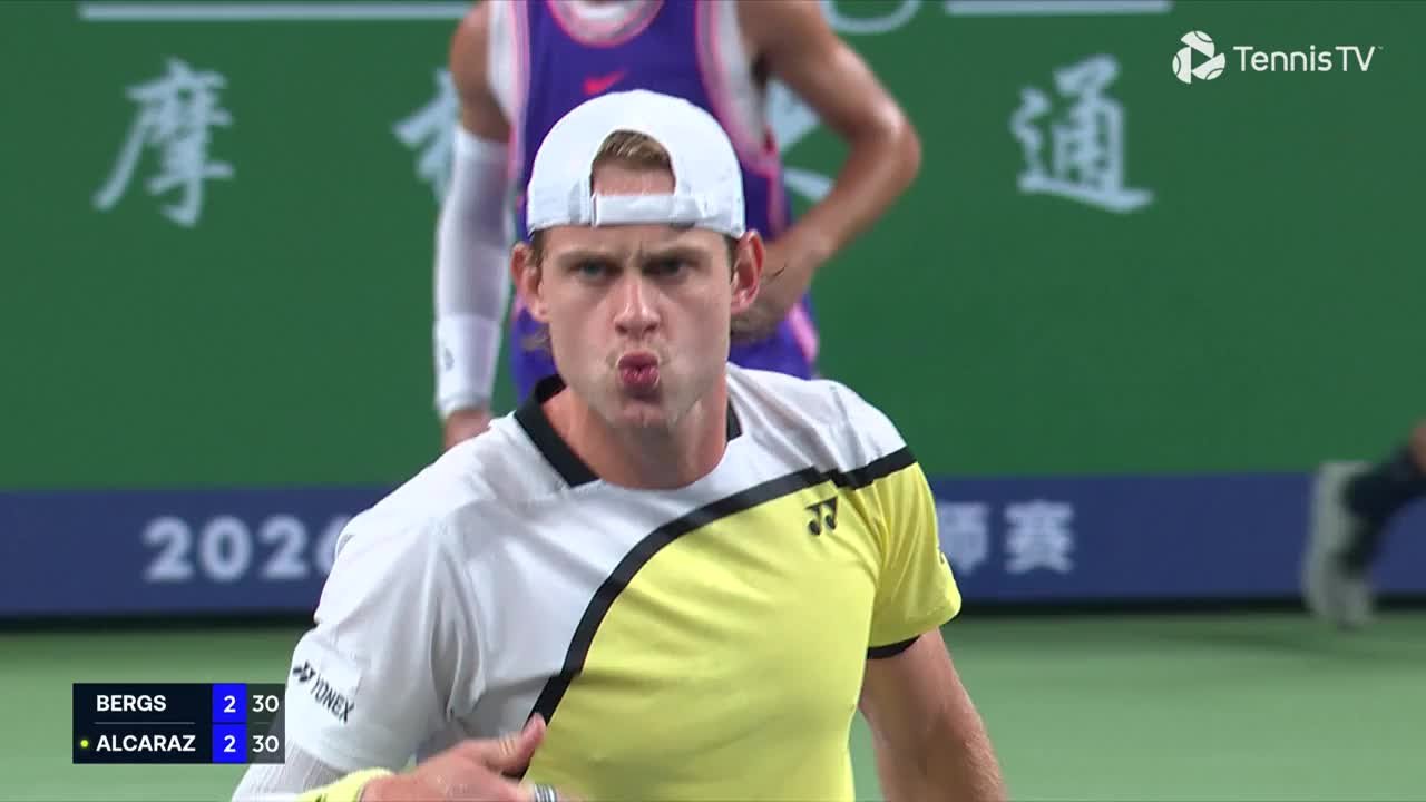 Zizou Bergs in his yellow and white shirt during the Shanghai match against Carlos Alcaraz.